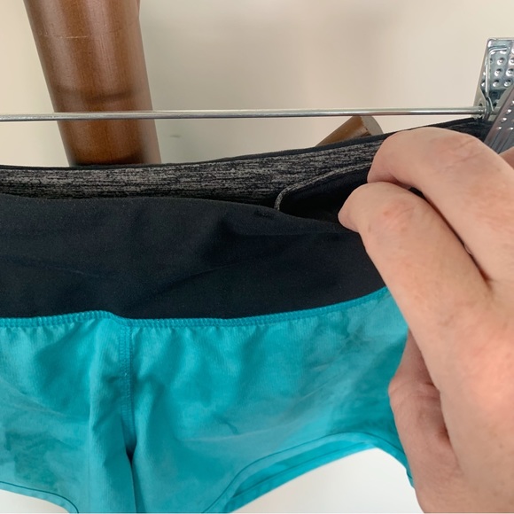 LULULEMON Speed Shorts Surge Spray Dye Teal Blue Size 6 Built-in Brief 4 Way - Picture 5 of 10